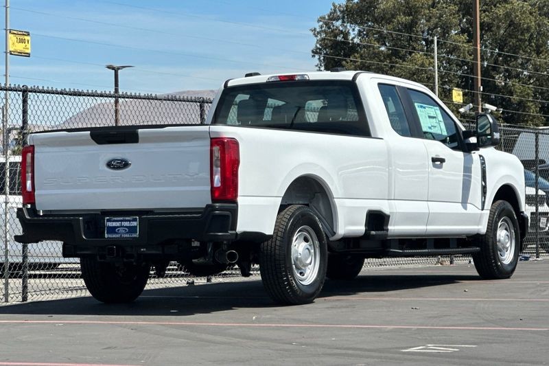 Ford F-250SD Vehicle Full-screen Gallery Image 03
