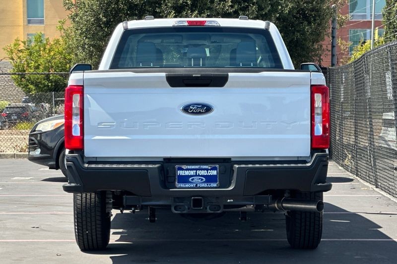 Ford F-250SD Vehicle Full-screen Gallery Image 04