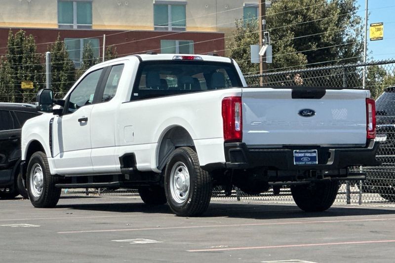 Ford F-250SD Vehicle Full-screen Gallery Image 05