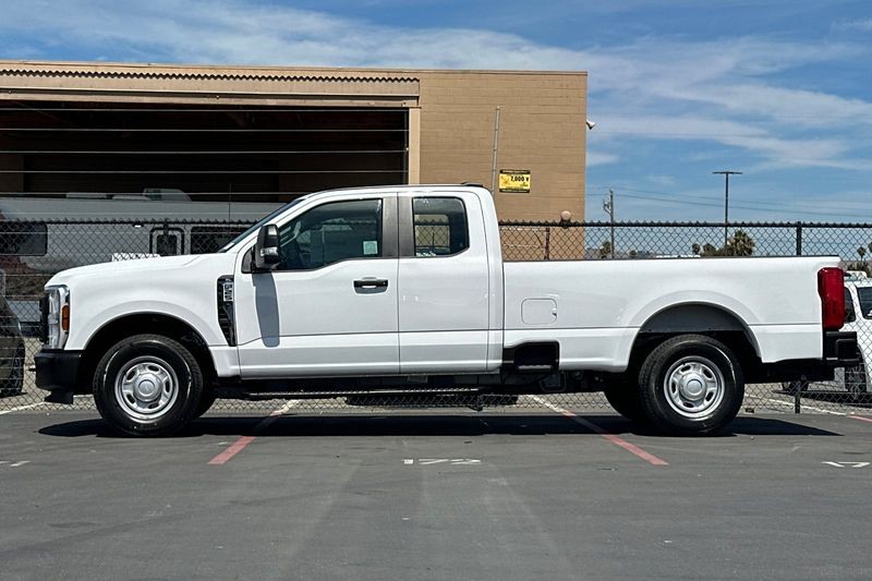 Ford F-250SD Vehicle Full-screen Gallery Image 06