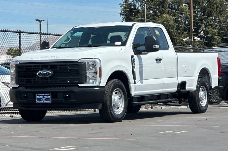 Ford F-250SD Vehicle Full-screen Gallery Image 07