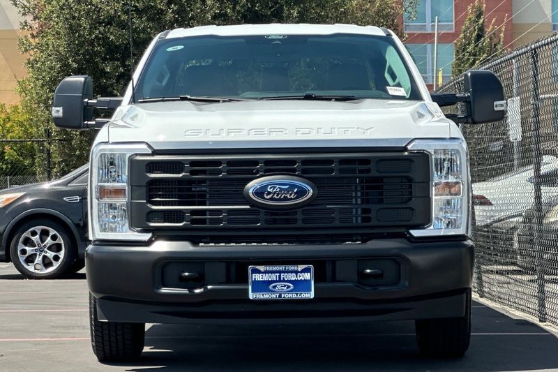 Ford F-250SD Vehicle Full-screen Gallery Image 08