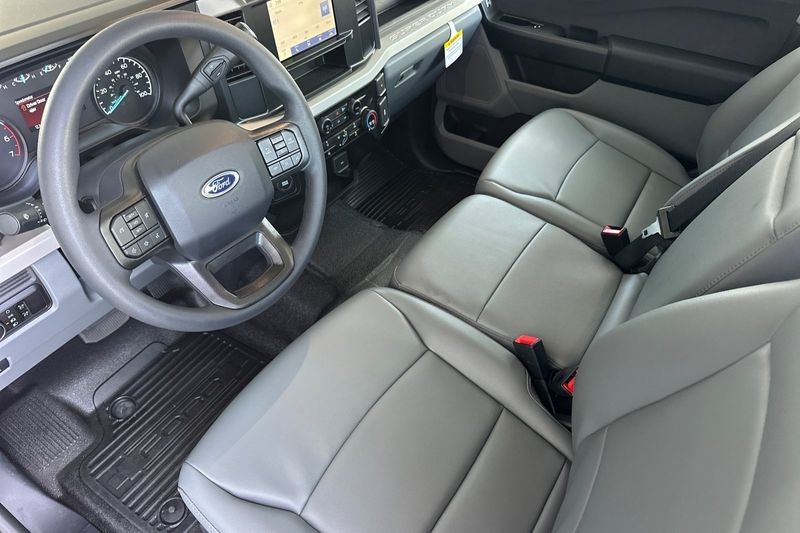 Ford F-250SD Vehicle Full-screen Gallery Image 09