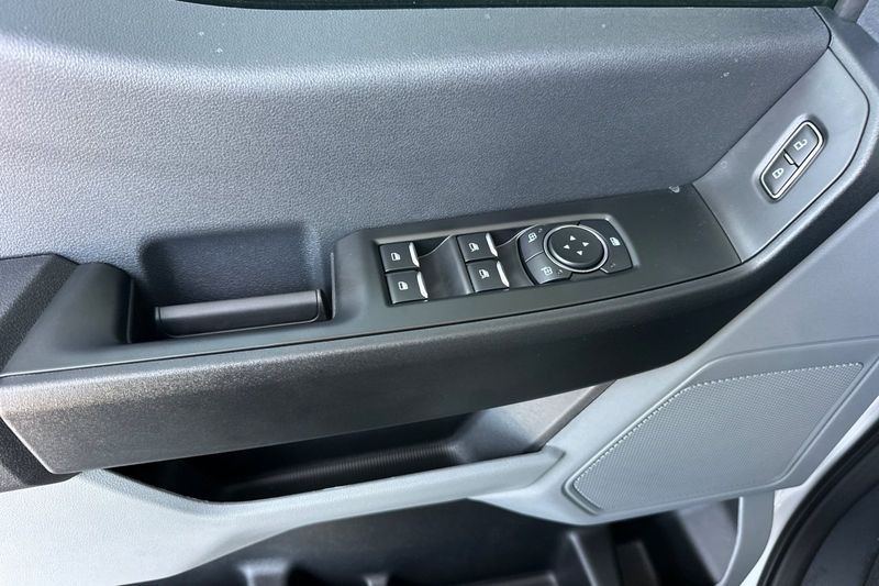 Ford F-250SD Vehicle Full-screen Gallery Image 10