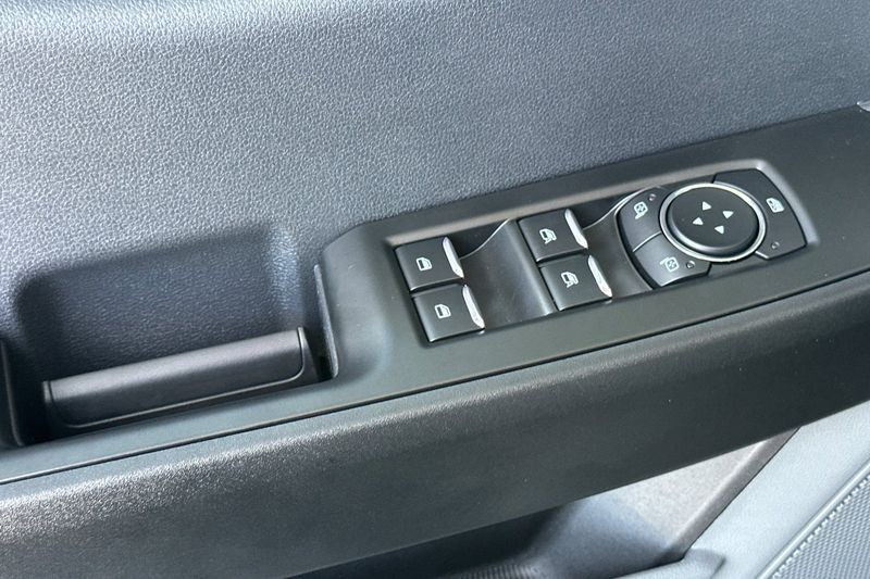 Ford F-250SD Vehicle Full-screen Gallery Image 11
