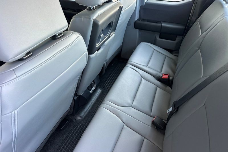 Ford F-250SD Vehicle Full-screen Gallery Image 12