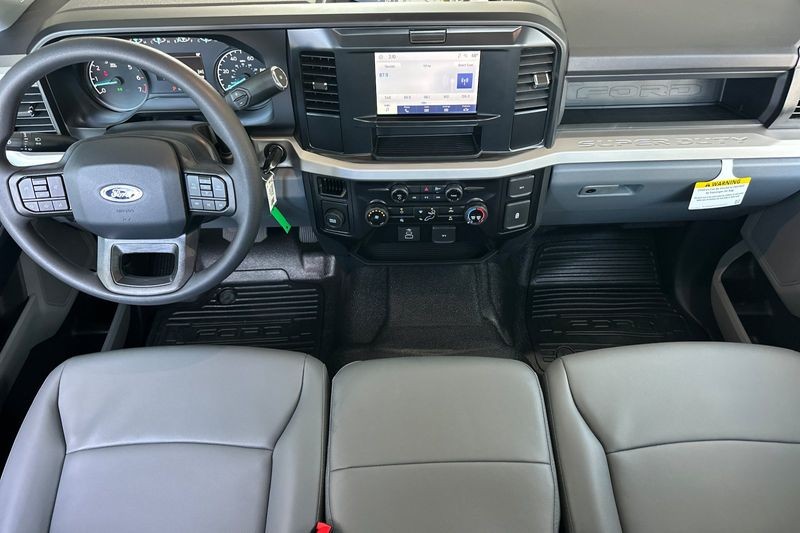 Ford F-250SD Vehicle Full-screen Gallery Image 14