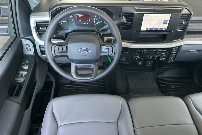 Ford F-250SD Vehicle Full-screen Gallery Image 15