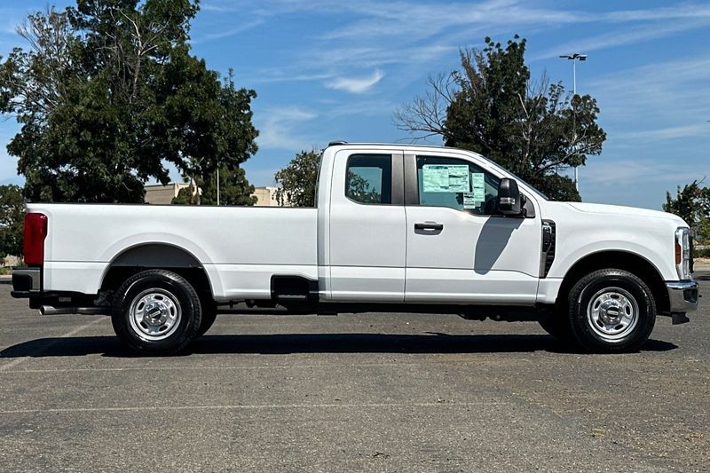 Ford F-250SD Vehicle Full-screen Gallery Image 02
