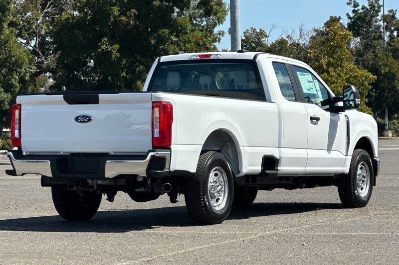 Ford F-250SD Vehicle Full-screen Gallery Image 03
