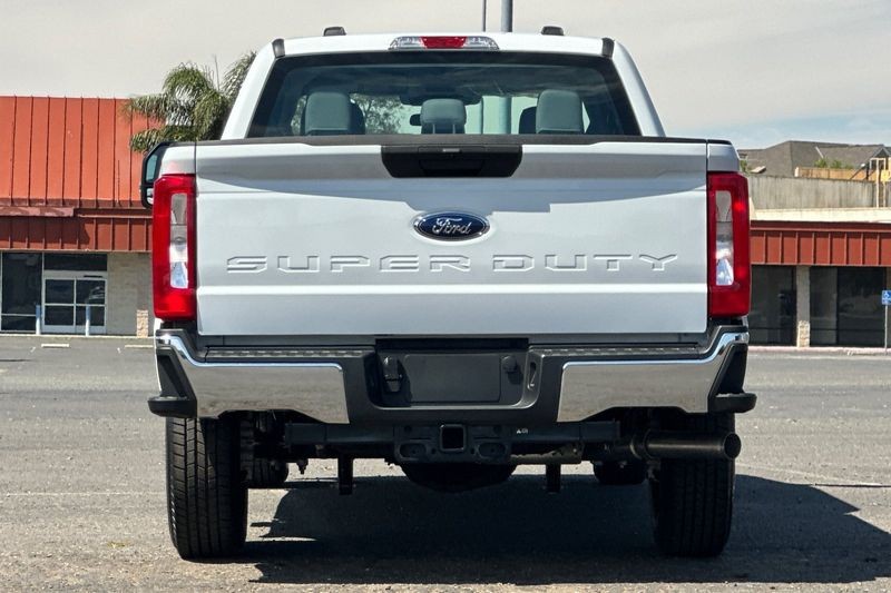 Ford F-250SD Vehicle Full-screen Gallery Image 04