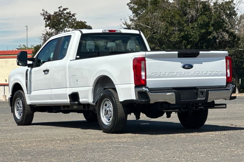 Ford F-250SD Vehicle Full-screen Gallery Image 05