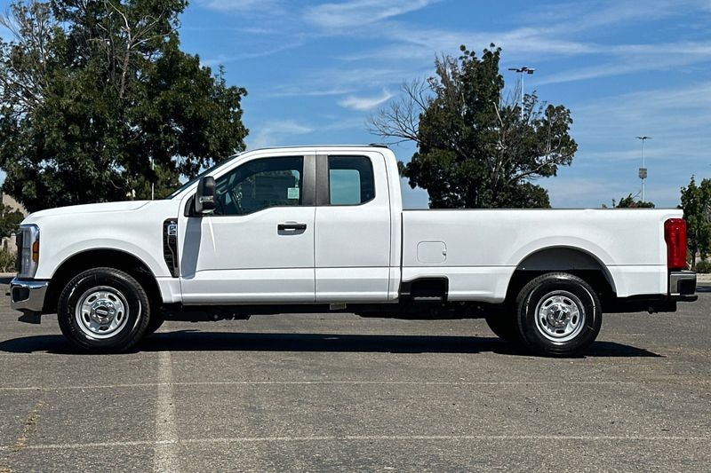 Ford F-250SD Vehicle Full-screen Gallery Image 06