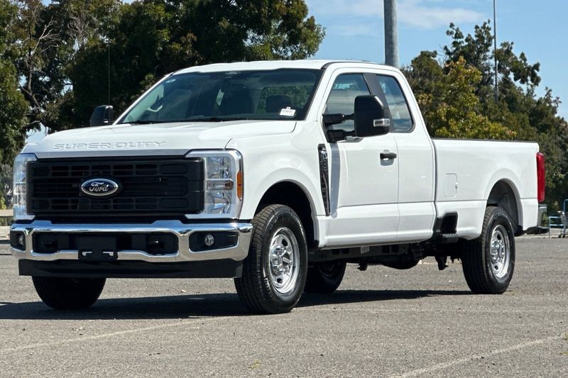 Ford F-250SD Vehicle Full-screen Gallery Image 07