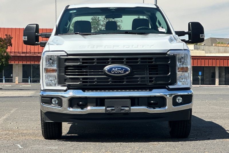 Ford F-250SD Vehicle Full-screen Gallery Image 08