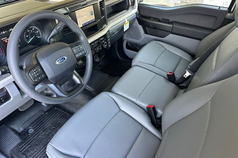 Ford F-250SD Vehicle Full-screen Gallery Image 09