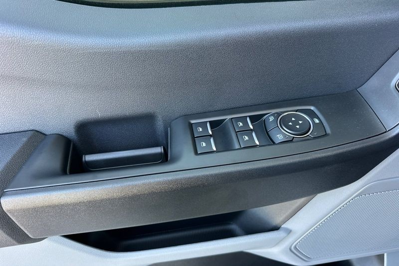 Ford F-250SD Vehicle Full-screen Gallery Image 10