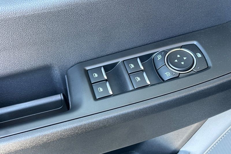 Ford F-250SD Vehicle Full-screen Gallery Image 11