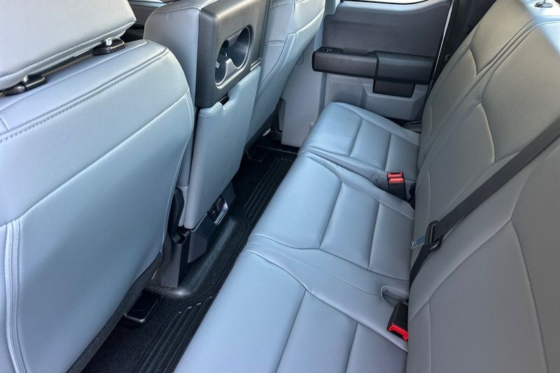 Ford F-250SD Vehicle Full-screen Gallery Image 12