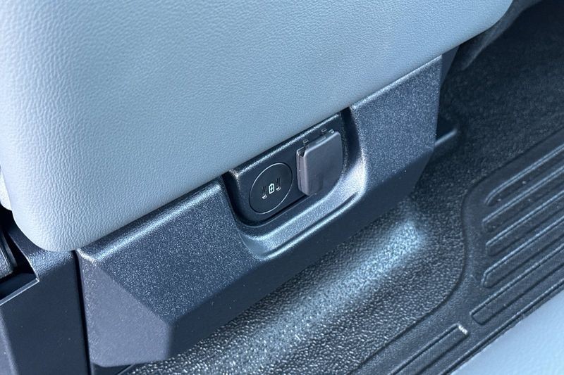 Ford F-250SD Vehicle Full-screen Gallery Image 13