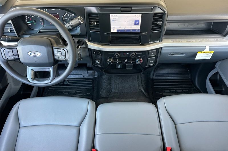 Ford F-250SD Vehicle Full-screen Gallery Image 14
