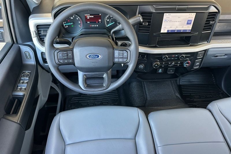 Ford F-250SD Vehicle Full-screen Gallery Image 15
