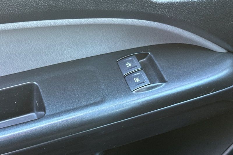 Chevrolet Colorado Vehicle Full-screen Gallery Image 12