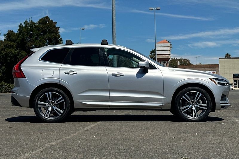 Volvo XC60 Vehicle Full-screen Gallery Image 02
