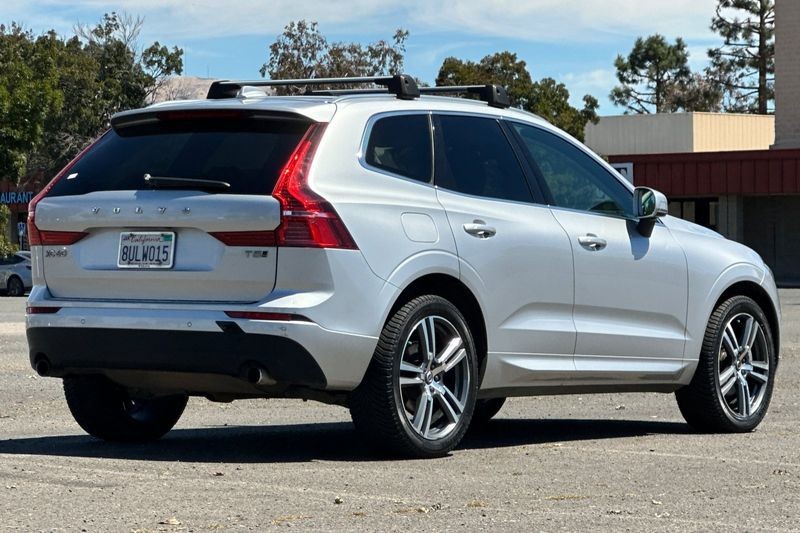 Volvo XC60 Vehicle Full-screen Gallery Image 03