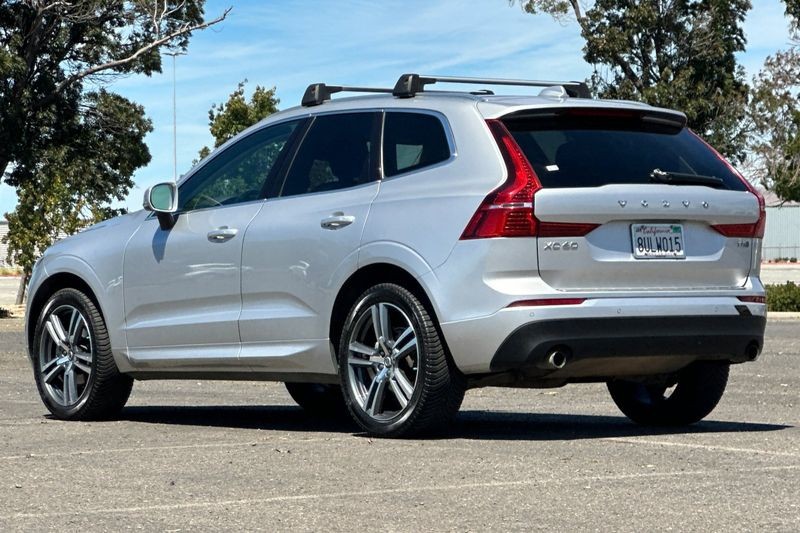 Volvo XC60 Vehicle Full-screen Gallery Image 05