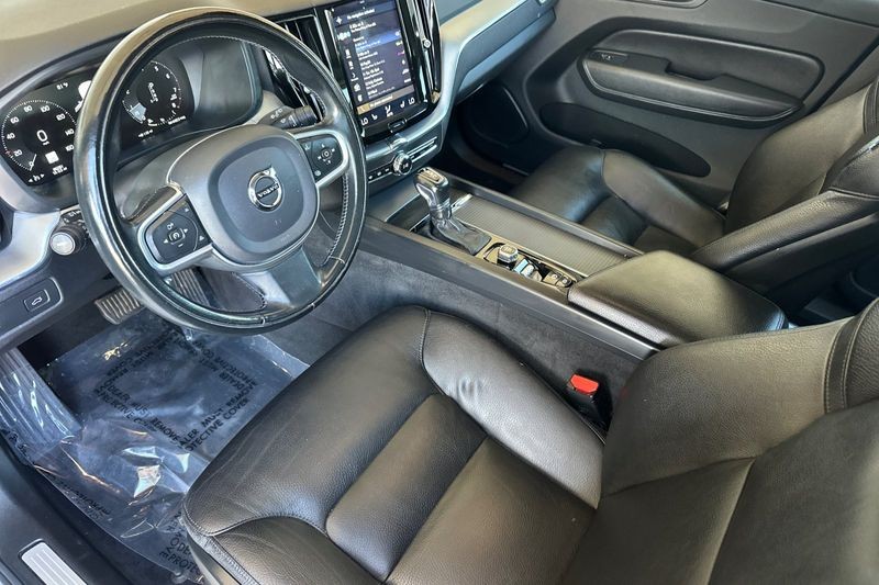 Volvo XC60 Vehicle Full-screen Gallery Image 10