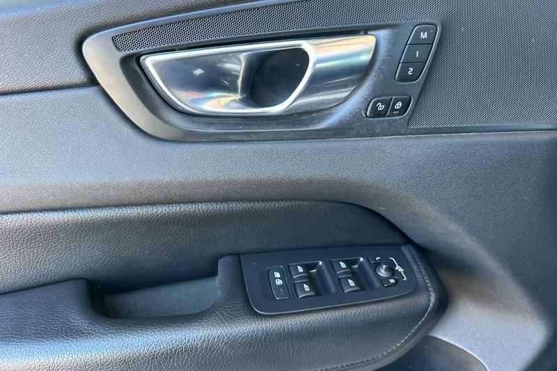 Volvo XC60 Vehicle Full-screen Gallery Image 11