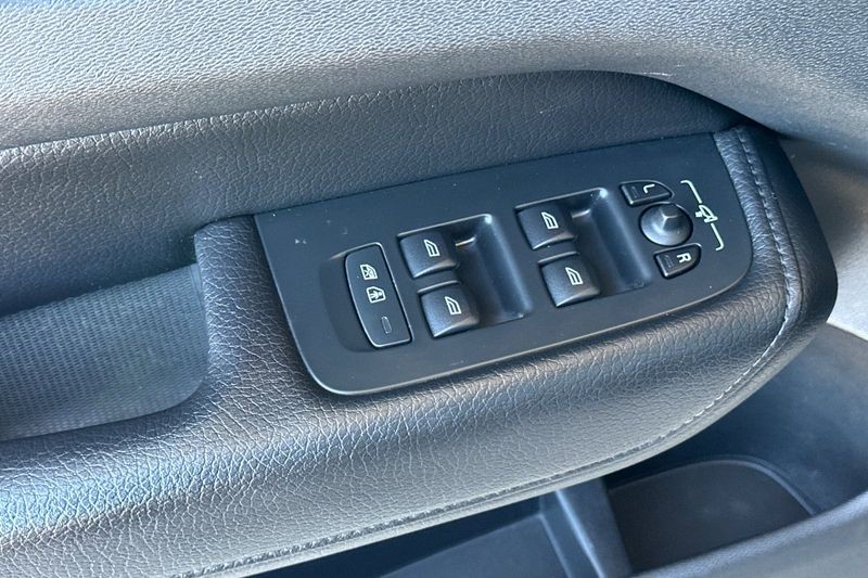 Volvo XC60 Vehicle Full-screen Gallery Image 12