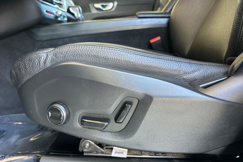 Volvo XC60 Vehicle Full-screen Gallery Image 13
