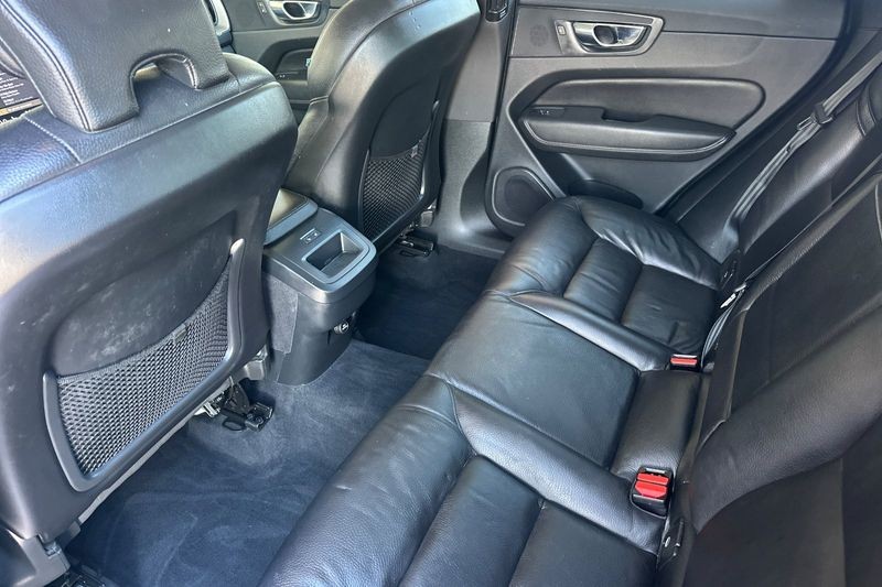 Volvo XC60 Vehicle Full-screen Gallery Image 14