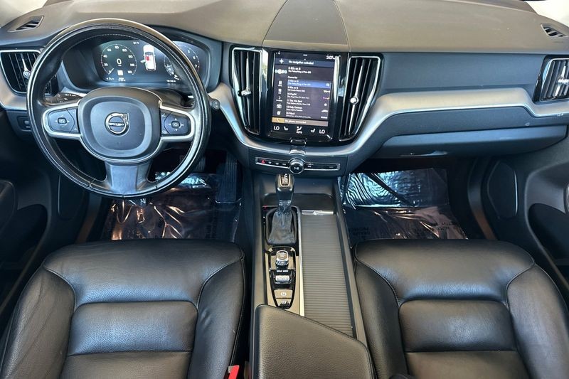 Volvo XC60 Vehicle Full-screen Gallery Image 15