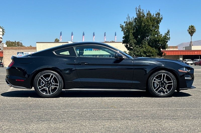 Ford Mustang Vehicle Full-screen Gallery Image 02