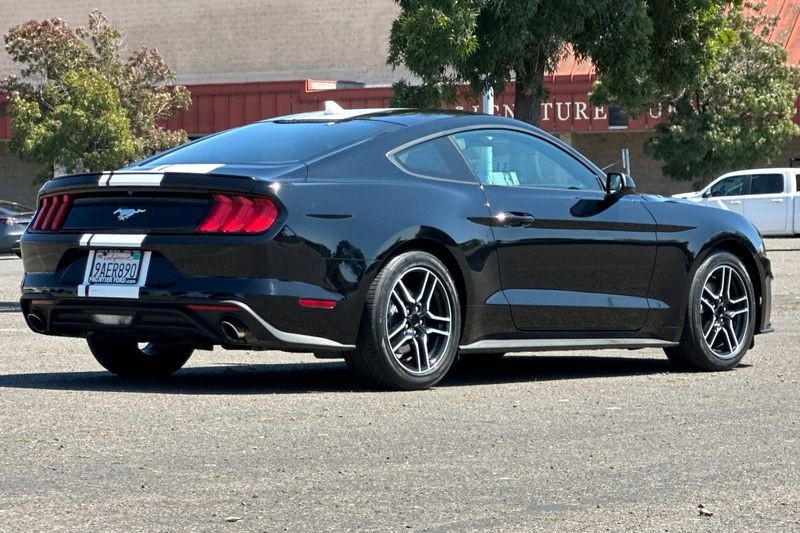 Ford Mustang Vehicle Full-screen Gallery Image 03