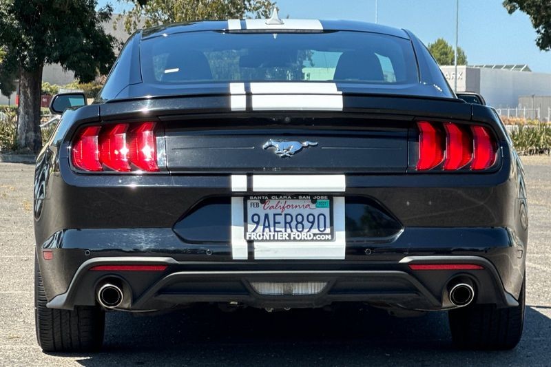 Ford Mustang Vehicle Full-screen Gallery Image 04