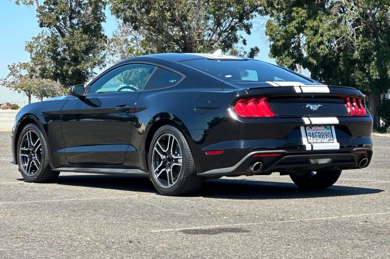Ford Mustang Vehicle Full-screen Gallery Image 05