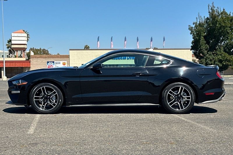 Ford Mustang Vehicle Full-screen Gallery Image 07