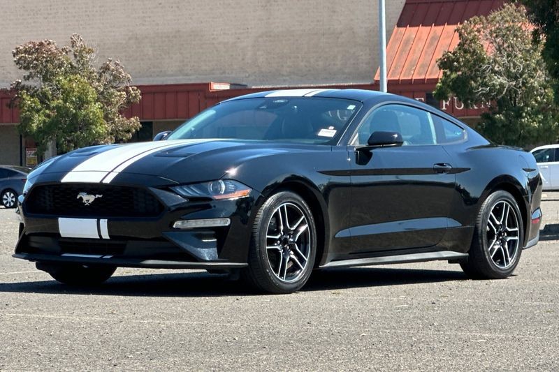 Ford Mustang Vehicle Full-screen Gallery Image 08