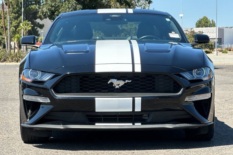 Ford Mustang Vehicle Full-screen Gallery Image 09