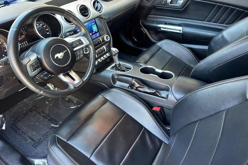 Ford Mustang Vehicle Full-screen Gallery Image 10