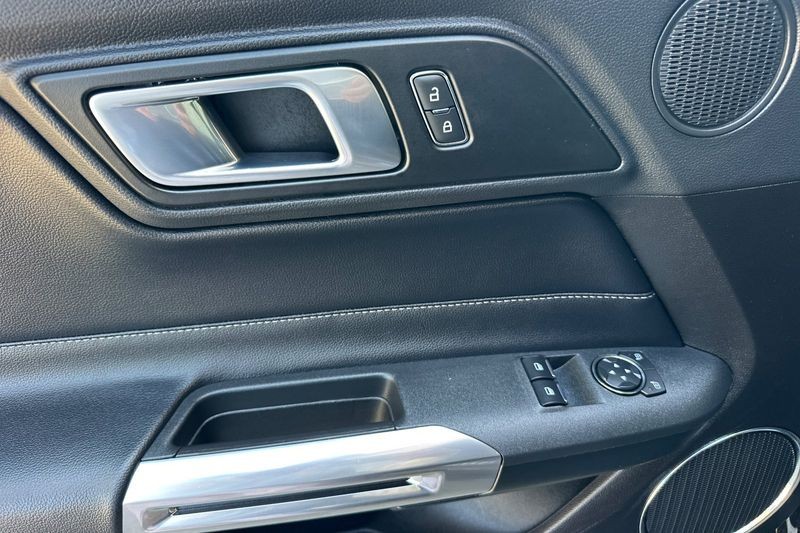 Ford Mustang Vehicle Full-screen Gallery Image 11