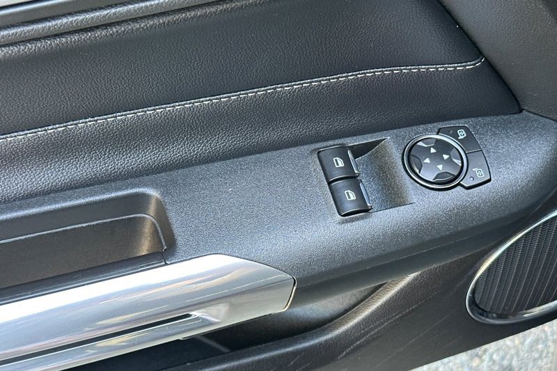 Ford Mustang Vehicle Full-screen Gallery Image 12
