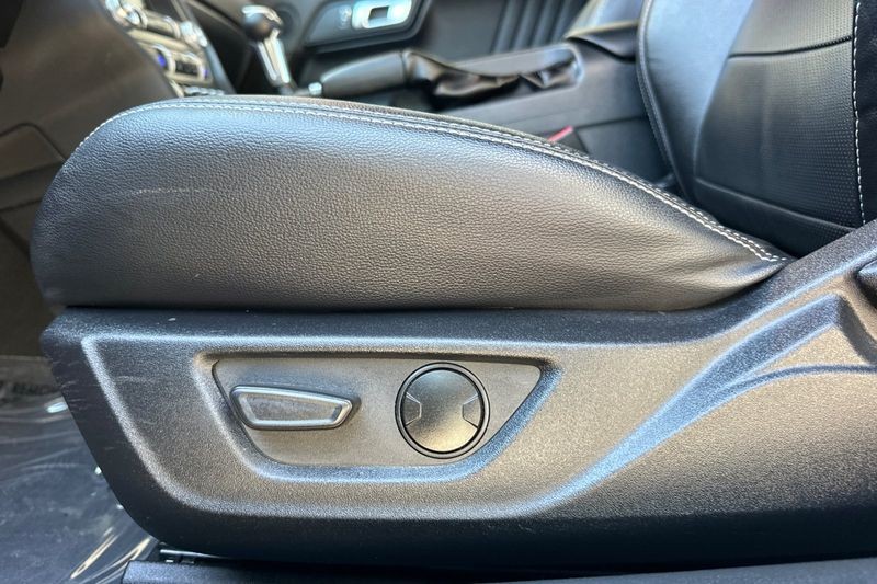 Ford Mustang Vehicle Full-screen Gallery Image 13