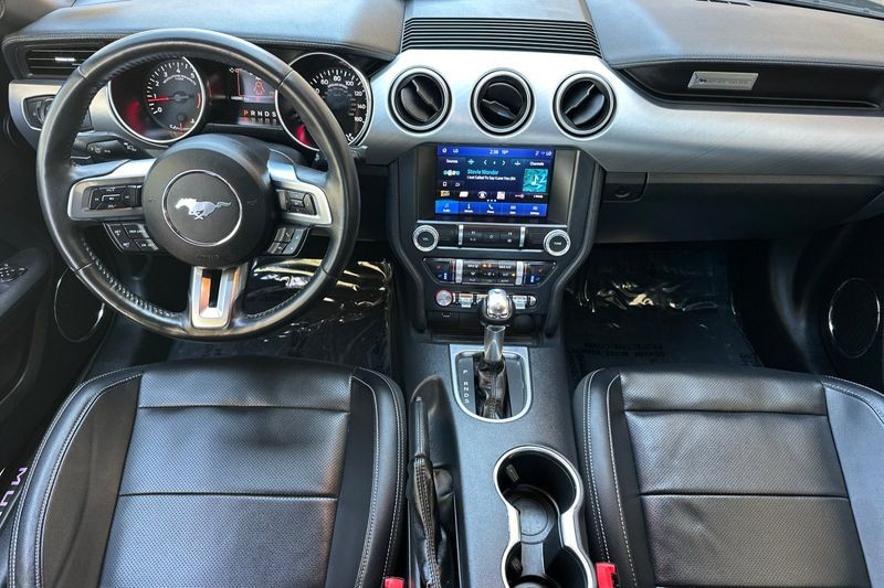Ford Mustang Vehicle Full-screen Gallery Image 15