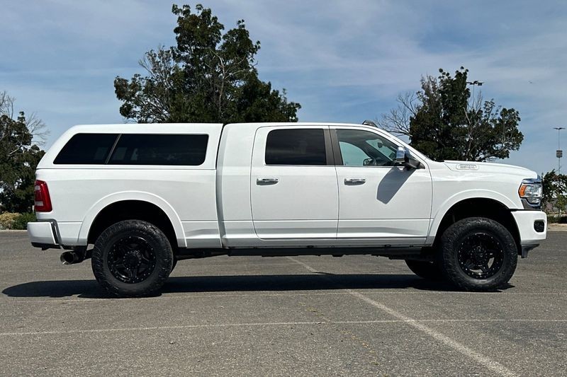 Ram 2500 Vehicle Full-screen Gallery Image 02