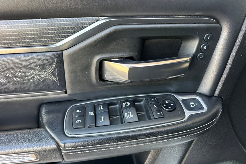 Ram 2500 Vehicle Full-screen Gallery Image 11